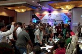 Detik-Detik Saksi Gerindra Lempar Mikrofon kepada Ketua KPUD Yapen