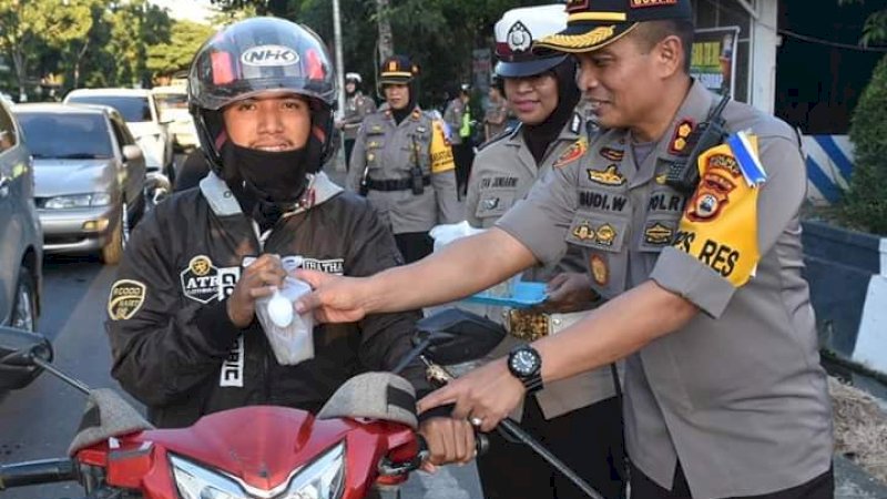 Jaga Kondusifitas Wilayah Jelang Penetapan KPU, Polres Sidrap Tebar Spanduk Imbauan