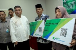 Kelola Sampah, Warga Mungkajang Diberi Kartu BPJS Ketenagakerjaan