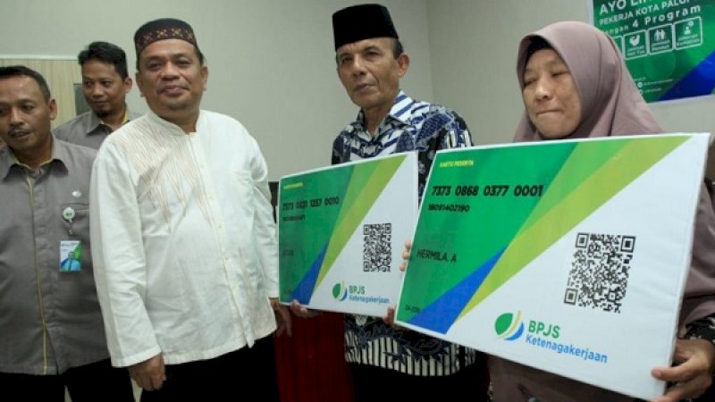 Penyerahan kartu peserta BPJS TK secara simbolis.