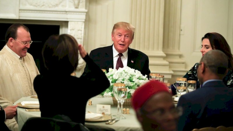 Presiden AS Donald Trump gelar acara berbuka puasa di Ruang Makan Negara Gedung Putih di Washington, Senin, 13 Mei 2019. (Foto AP / Manuel Balce Ceneta)