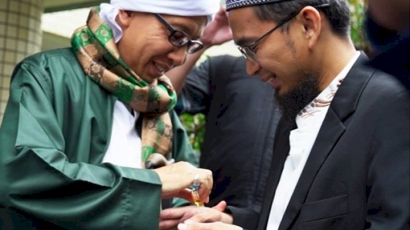Buya Yahya bersama Ustaz Adi Hidayat dalam sebuah kesempatan.
