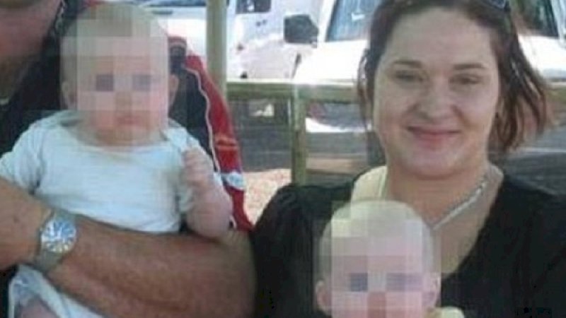 Stacey Panozzo bersama suami dan dua anak kembarnya.