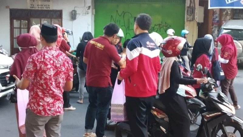 Bagi-bagi takjil yang dilakukan RS Labuang Baji, untuk pengguna jalan.