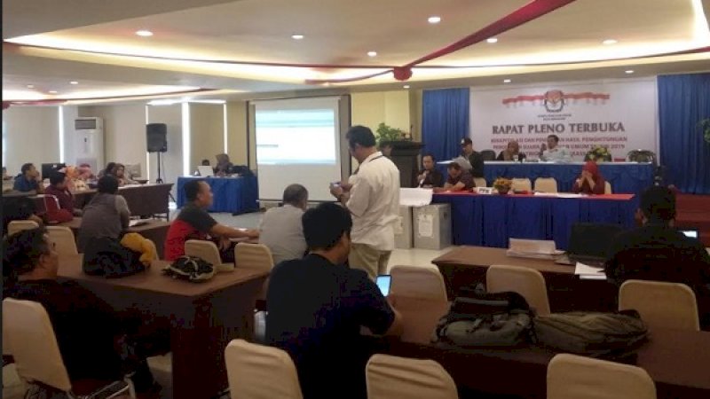 Suasana rapat pleno rekapitulasi penghitungan suara di Hotel Grand Asia, Jalan Boulevard, Rabu (15/5/2019).