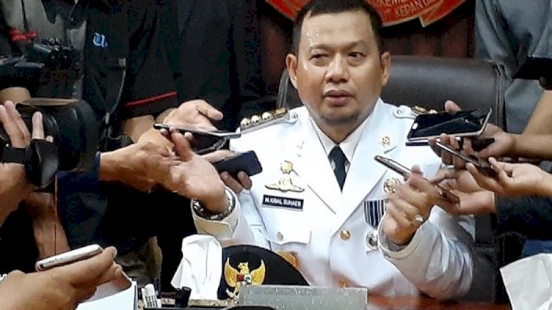 Pj Wali Kota Makassar, Iqbal Suhaeb, saat diwawancarai sejumlah wartawan.