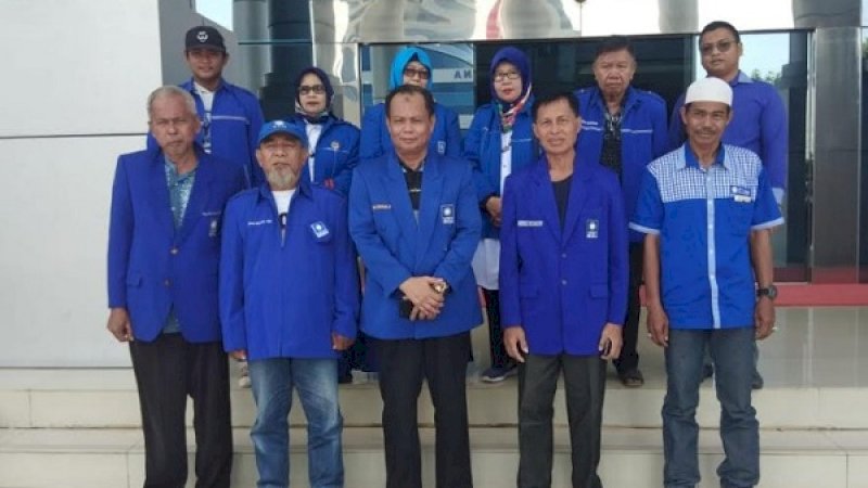 Busrah Abdullah (ketiga kiri depan), bersama beberapa kader PAN, usai melapor ke Kejaksaan Tinggi Sulsel, Rabu, 15 Mei 2019.