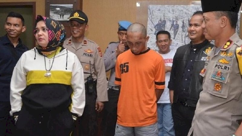 Riswan Ginanjar (baju oranye) si dukun cabul saat dihadirkan di Mapolres Garut, Jalan Sudirman, Kabupaten Garut, Jawa Barat, Rabu (15/5/2019).