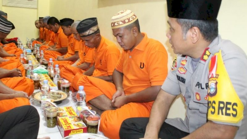 Kapolres Gowa, AKBP Shinto Silitonga (kanan), tampak berbuka bersama tahanan Polres Gowa lainnya.