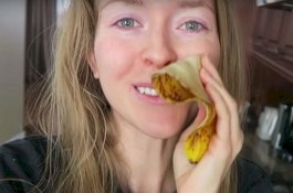 Wanita Ini Oleskan Kulit Pisang ke Wajahnya Setiap Hari, Ini Alasannya!