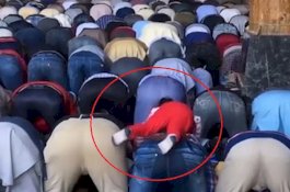 Aksi Gadis Kecil Menunggangi Seorang Jemaah Pria yang Shalat di Masjid