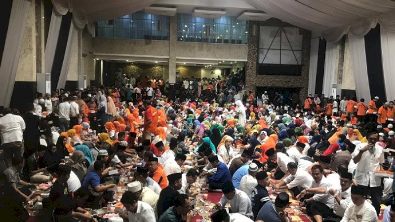 Ribuan warga Kota Makassar menghadiri silaturahmi dan buka puasa bersama (bukber) di kediaman  mantan Wali Kota Makassar Moh Ramdhan Pomanto di Jalan Amirullah, Rabu (15/5/2018).