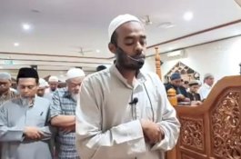 Dokter Ahli Bedah Asal Sudan Jadi Imam Tarawih Satu Juz Per Malam di Makassar