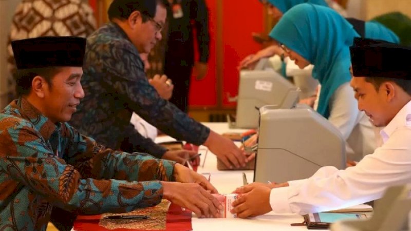 Presiden Joko Widodo membayar zakat ke Baznas, Kamis (16/5/2019).