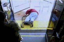 Seorang Pria Meninggal Setelah Didorong oleh Wanita dari Bus