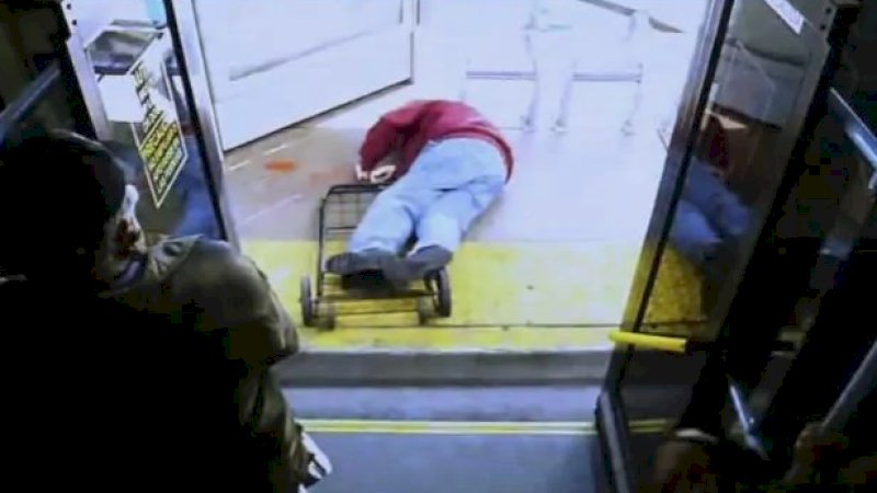 Serge Fournier jatuh telungkup di trotoar