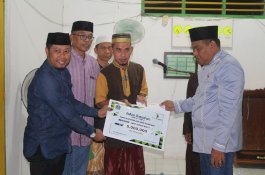 Safari Ramadan ke Ponre, Bupati Bone Serahkan Bantuan Pembangunan Masjid