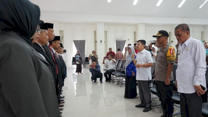 Wali Kota Palopo, HM Judas Amir, saat melantik pengurus Dewan Pendidikan Kota Palopo.