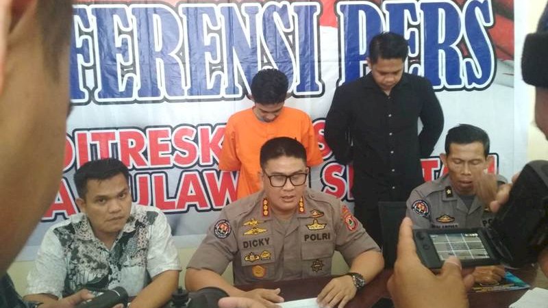 Muhammad Aufar (baju orange) saat diamankan polisi, Jumat (17/5/2019).