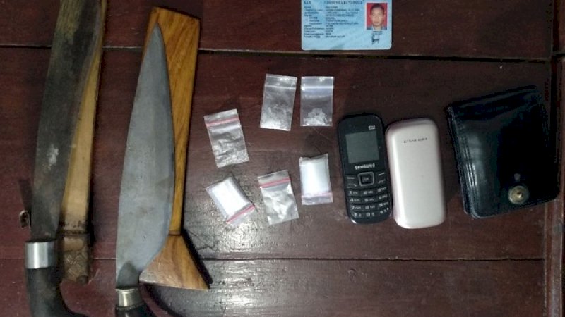 Barang bukti yang diamankan polisi.