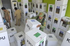 Diduga Ada Penggelembungan, Kotak Suara KPU Makassar Dibongkar