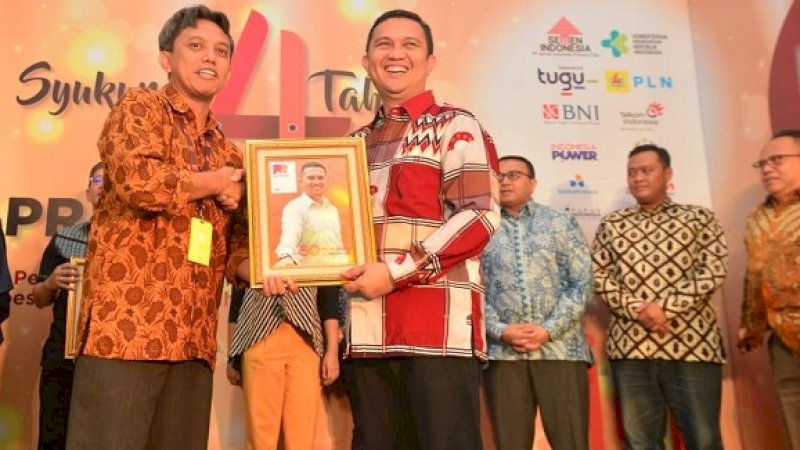 Kepala Biro Humas dan Protokol Setda Provinsi Sulawesi Selatan, Devo Khaddafi meraih penghargaan sebagai 50 Public Relations pilihan Majalah PR Indonesia.
