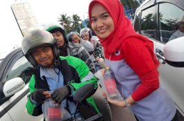 Ramadan, JNE Cabang Makassar Berbagi Takjil di Jalanan Setiap Jumat