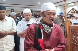 Baca Surat Ibrahim, Imam Tarawih Ini Tak Kuasa Menahan Tangis