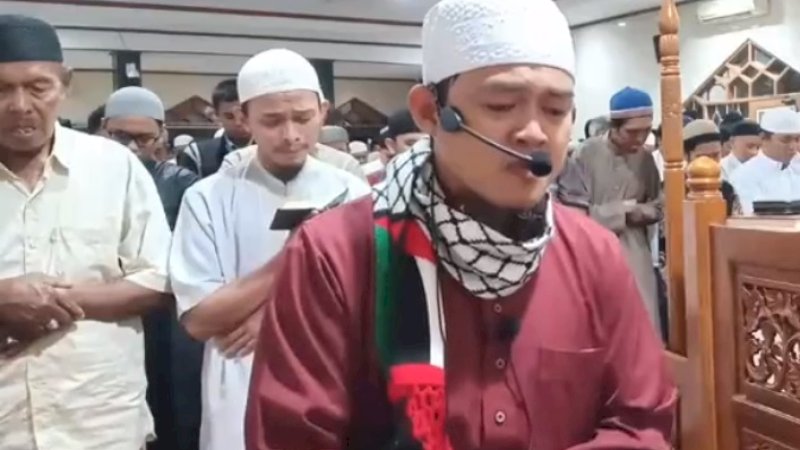 Ustaz Wahyudi Jafar saat memimpin salat tarawih di Masjid Wihdatul Ummah, Jalan Abdullah Daeng Sirua, Jumat malam (17/5/2019). 