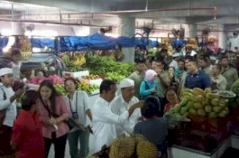 Keluarkan Uang dari Saku, Jokowi Borong Buah-buahan untuk Buka Puasa