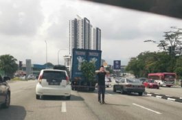 Truknya Bikin Macet, Pria Ini Membungkuk dan Minta Maaf ke Pengguna Jalan