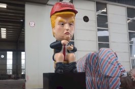 Gaya Lagi BAB, Robot 'Donald Trump' 5 Meter Dikirim ke Inggris