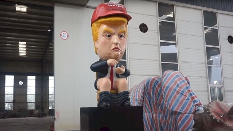 Gaya Lagi BAB, Robot 'Donald Trump' 5 Meter Dikirim ke Inggris