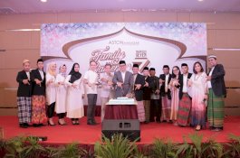 Rayakan Ulang Tahun ke-7, Aston Makassar Buka Bersama Seluruh Karyawan