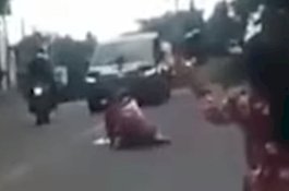 Aksi Wanita Berdaster Berbaring di Depan Mobil Jokowi yang Melaju