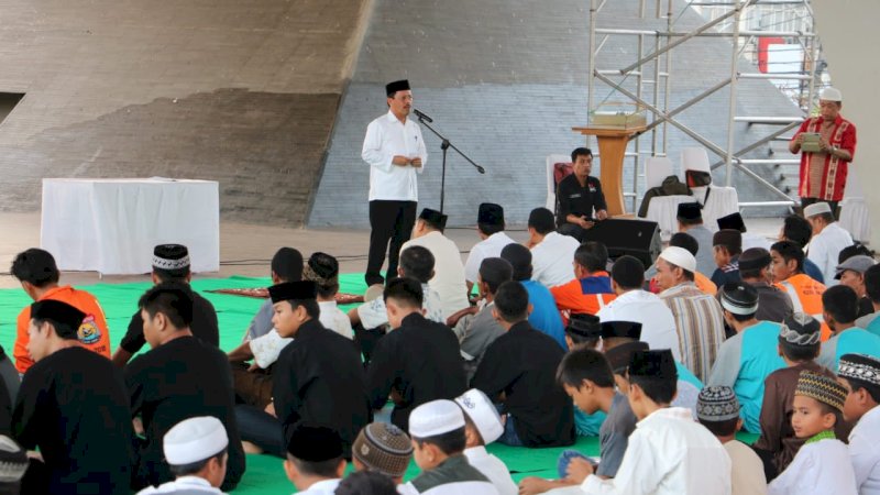 Pemkot Makassar Berbagi Bersama Anak Yatim dan Kaum Duafa di Karebosi