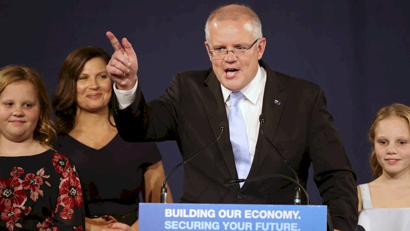 Perdana Menteri Australia Scott Morrison berbicara kepada pendukung partai, diapit oleh istri dan putrinya. (AP)