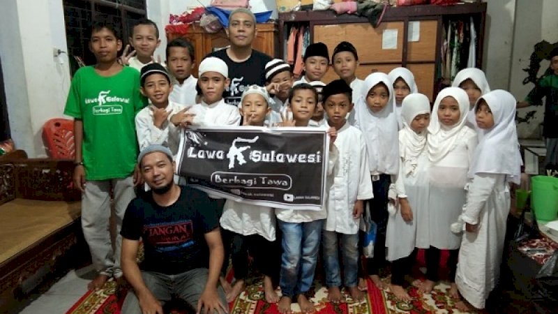 Anggota Grup Lawak Sulawesi, berbagi dengan anak-anak yatim lewat buka puasa bersama.
