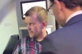 Penumpang Pesawat Patahkan Kaki Pramugari Karena Ditegur Merokok