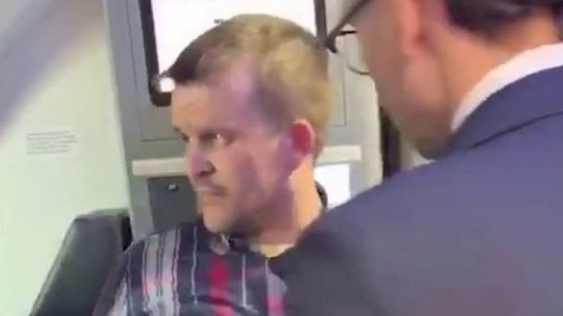 Maxim Pashnin mabuk dan mematahkan kaki pramugari pria