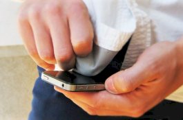 Enam Kesalahan Saat Membersihkan Layar Handphone