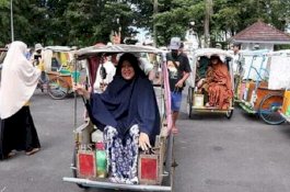 Silaturahmi dengan Tukang Becak, TP PKK Barru Bagi-bagi Sembako