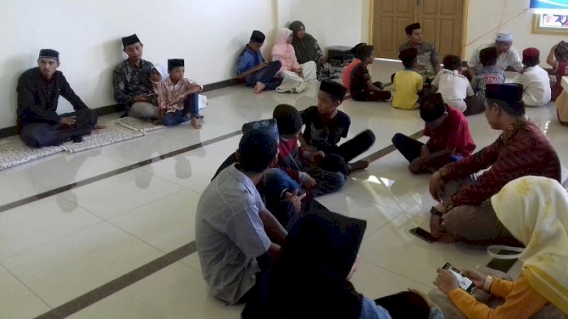 Civitas Akademika Fakultas Ushuluddin dan Dakwah IAIN Bone mengunjungi masyarakat Kampung Bajo, Kulurahan Bajoe, Kecamatan Tanete Riattang Timur, Kabupaten Bone, Minggu (19/5/2019).