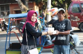 Humas dan Bappeda Bantaeng Bagi-Bagi Takjil di Jalanan