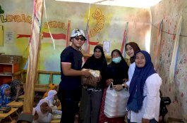 Alumni SMPN 17 Angkatan 09 Bagi-bagi Sembako dan Paket Alat Mandi