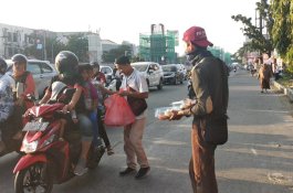 Daeng Makassar City Bagi Takjil ke Pengendara