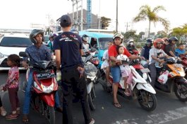Di Simpang Lima, Darpala Bagi Takjil ke Pengguna Jalan