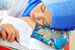 Cobalah Tidur Siang Singkat saat Puasa, Ini Manfaatnya