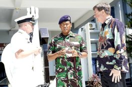 Diakhiri Foto-Foto, Danlantamal VI Sambut Komandan Kapal Perang Australia