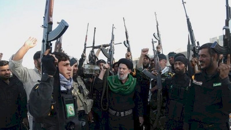 Para anggota milisi Syiah bersiaga di perbatasan Iran dan Irak.